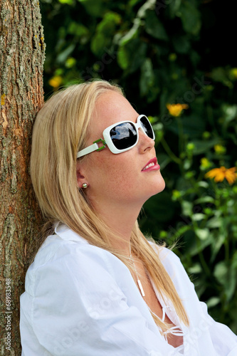 Photo: Portrait einer Frau mit Sonnenbrille Portrait einer Frau mit Sonnenbrille