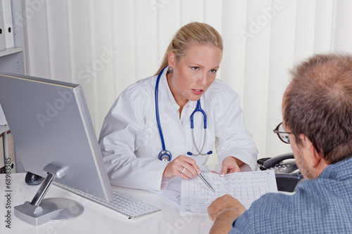 Photo: Ärztin mit Stethoskop spricht mit Patienten Ärztin mit Stethoskop spricht mit Patienten