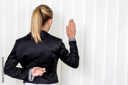 Photo: Frau macht Falschaussage Frau macht Falschaussage