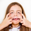 Kleines Mädchen macht eine Grimasse Kleines Mädchen macht eine Grimasse