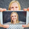 Mädchen macht Selfie mit Smartphone Mädchen macht Selfie mit Smartphone