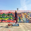 Mädchen springt vor Graffiti Mädchen springt vor Graffiti