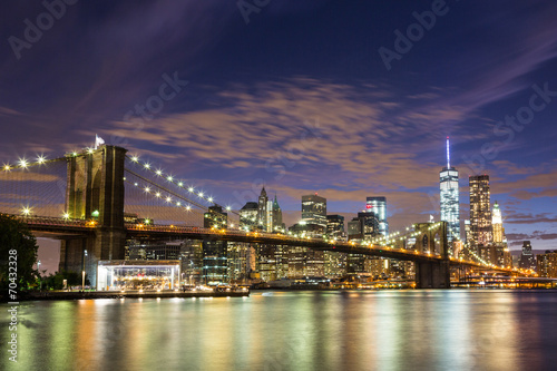 Fotoobraz na płótnie Brooklyn Bridge i Downtown Skyscrapers w Nowym Jorku o zmierzchu