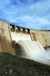 Pantano con las compuertas abiertas, abundancia de agua Pantano con las compuertas abiertas, abundancia de agua