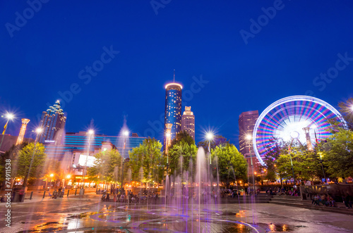Plakat Centennial Olympic Park w Atlancie podczas niebieskiej godziny po zachodzie słońca