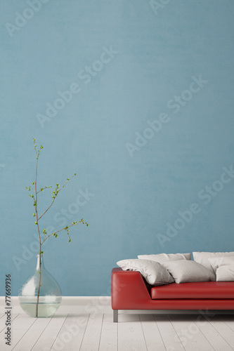 Sofa vor Wand im Wohnzimmer