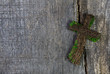 Handgemachtes Kreuz auf Holz Hintergrund als Trauerkarte Handgemachtes Kreuz auf Holz Hintergrund als Trauerkarte