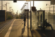 Szene auf einem Bahnsteig mit Gegenlicht Szene auf einem Bahnsteig mit Gegenlicht