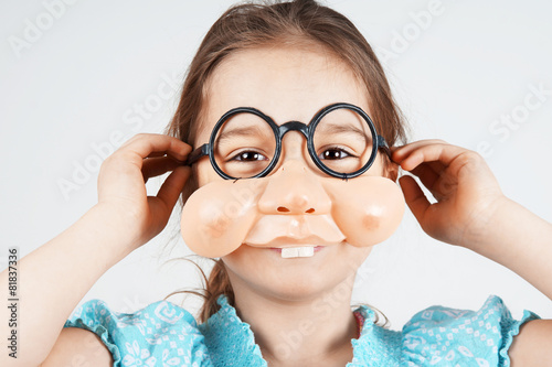 Little girl with fake nose glasses - 81837336