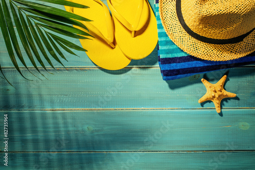 klapki i kapelusz na plażę