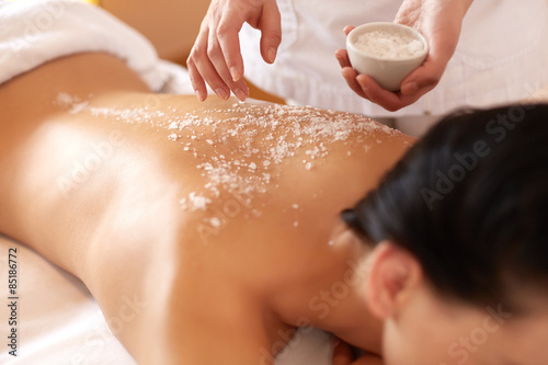 Plakat Kobieta Spa. Brunetka uzyskiwanie peeling solny zabiegi kosmetyczne w salonie