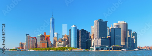 Plakat Nowy Jork niski Manhattan pieniężna ścienna uliczna gromadzka budynki linia horyzontu na pięknym letnim dniu z niebieskim niebem