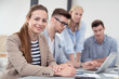 junge frau arbeitet im team im unternehmen junge frau arbeitet im team im unternehmen