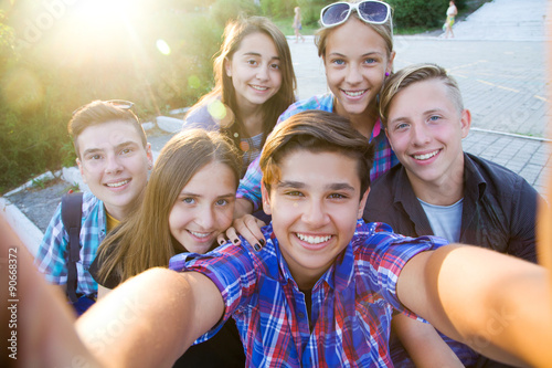 teenagers do selfie