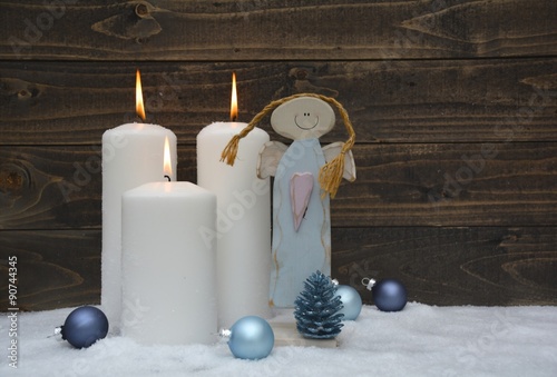 Weihnachtlicher Hintergrund - Weihnachtsengel und Adventskerzen