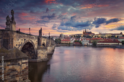 Plakat Praga. Wizerunek Praga, stolica republika czech, podczas pięknego zmierzchu.