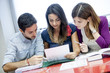 Gruppo di giovani studenti mentre studia Gruppo di giovani studenti mentre studia