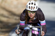 Mujer ciclista profesional durante unos entrenamientos con su bicicleta de triatlón Mujer ciclista profesional durante unos entrenamientos con su bicicleta de triatlón