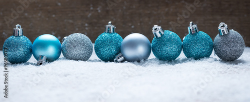 Silberfarbene und blaue Christbaumkugeln