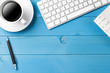 Schreibtisch mit Kaffee, Tastatur und Kalender Schreibtisch mit Kaffee, Tastatur und Kalender