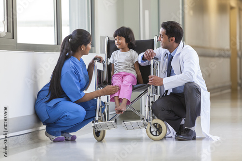 Plakat Pielęgniarka Lekarz i kobieta dziewczyna Dziecko Szpital pacjenta w Wheelchai