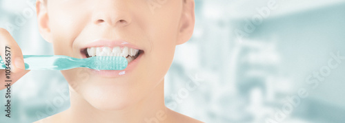 Bocca spazzolino denti pulizia © ALDECAstudio