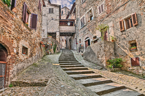 Fototapeta aleja w wiosce Anghiari w Arezzo, Toskania, Włochy