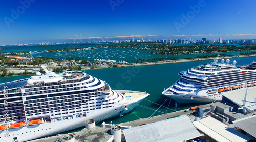 Zdjęcie XXL MIAMI, LUTY - 27, 2016: Statki wycieczkowi dokowali w Miami porcie. Th