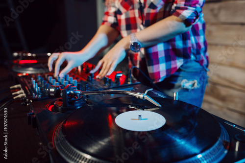 Zdjęcie XXL Śliczna dj kobieta ma zabawę bawić się muzykę przy klubu przyjęciem