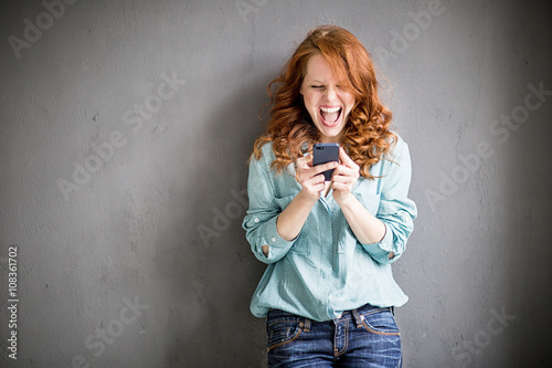 Frau mit Smartphone
