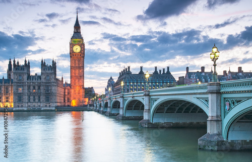  Big Ben and the Houses of Parliament at night in London, UK