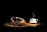 grains de café avec une tasse blanche