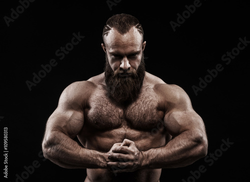 Zdjęcie XXL Silny mężczyzna z doskonałym brzuchem, ramionami, bicepsami, tricepsami i chesami