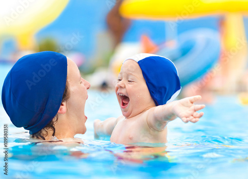 Zdjęcie XXL szczęśliwe dziecko i mama z czepkiem na basenie bawią się w basenie