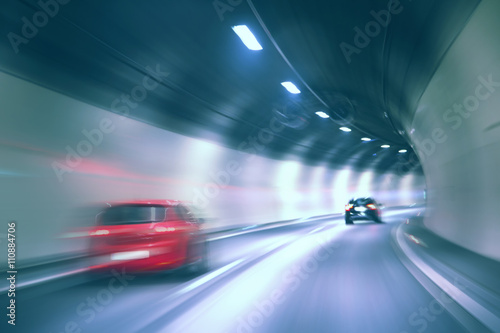 Zdjęcie XXL Tunel niebezpieczny wysokiej prędkości ruchu niewyraźne jazdy pojazdu. Zastosowano filtr koloru niebieskiego. Rozmycie ruchu wizualizuje prędkość i dynamikę.