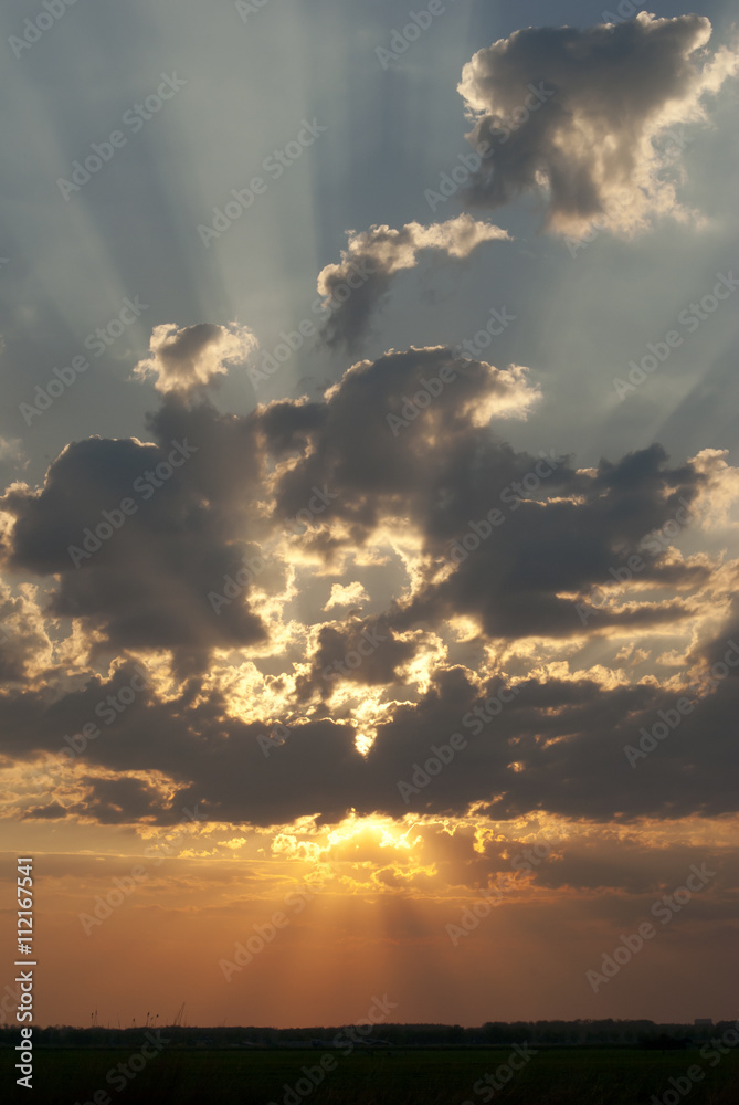 Ondergaande zon boven weilanden van de Purmer