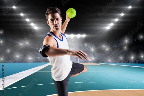 Fotoobraz na płótnie Portret rzuca piłkę przeciw handball polu salowemu atleta mężczyzna