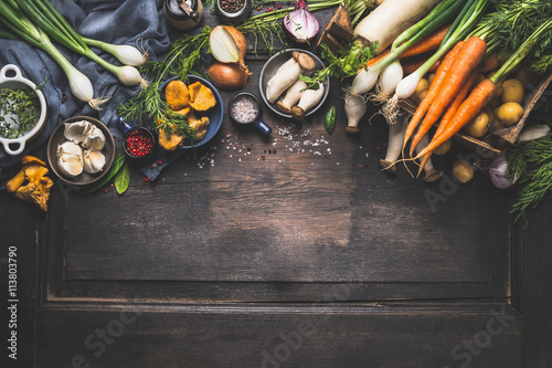 Plakat Organic harvest Warzywa z grzybów ogrodowych i leśnych. Jarscy składniki dla gotować na ciemnym nieociosanym drewnianym tle, odgórny widok, graniczą