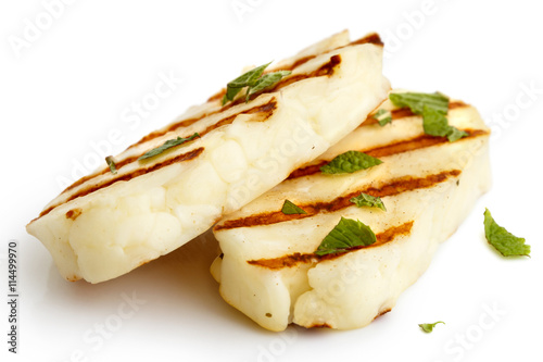 Plakat Dwa plasterki z rożna sera halloumi samodzielnie na białym tle w perspektywie. Z maskownicą i miętą.