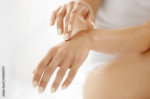 Zdjęcie XXL Pielęgnacja skóry dłoni. Zbliżenie Pięknej Kobiety Ręki Z Manicure'em
