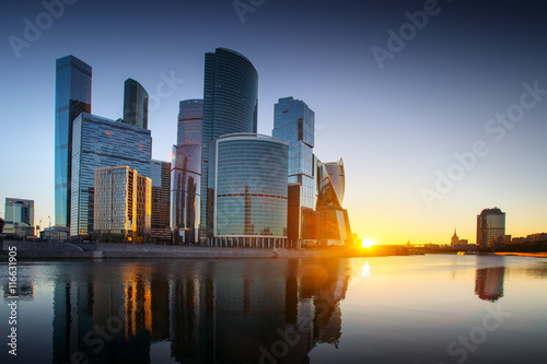 Plakat Moskwa-miasto, Rosja. Międzynarodowe Centrum Biznesu w Moskwie. o zachodzie słońca