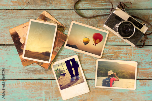 Fotoobraz na płótnie Pamięć albumu fotograficznego i nostalgia w letniej podróży podróż po drewnianym stole. natychmiastowa fotografia vintage camera - vintage i retro style