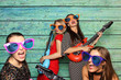 Mädchengruppe mit Plastikgitarren vor Fotobox - Party mit Photobooth Mädchengruppe mit Plastikgitarren vor Fotobox - Party mit Photobooth