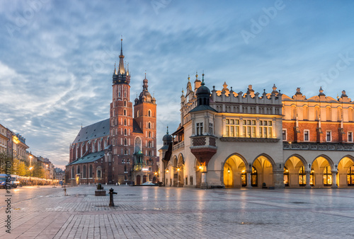 Obraz na płótnie St Mary's church and Cloth Hall on Main Market Square in Krakow, illuminated in the night