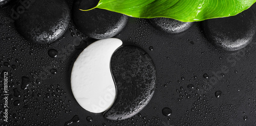 Plakat widok z góry na piękne ustawienie spa Yin-Yang tekstury kamienia, zielony
