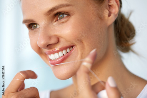 Plakat Higiena dentystyczna. Piękna kobieta, flossing zdrowe białe zęby. Obraz wysokiej rozdzielczości