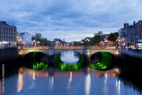 Zdjęcie XXL O'Connell Bridge w Dublinie, Irlandia w dół przez rzekę Liffey o zachodzie słońca