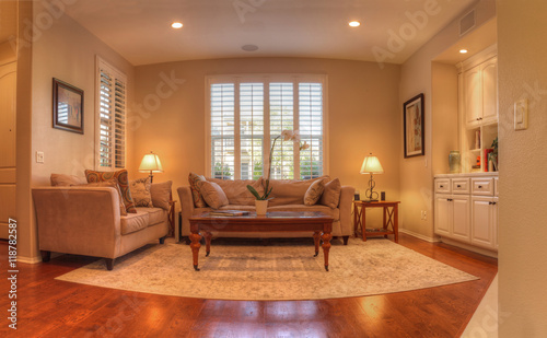 Plakat Irvine, CA, usa - Sierpień 19, 2016: Żywy pokój z kanapą, stolik do kawy, lampą, recessed oświetleniem, drewnianymi podłoga i feng shui wystrojem ,.