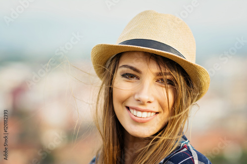 Plakat Zbliżenie portret piękna młoda blondynki kobieta w brown fedora na wietrznym jesień dniu