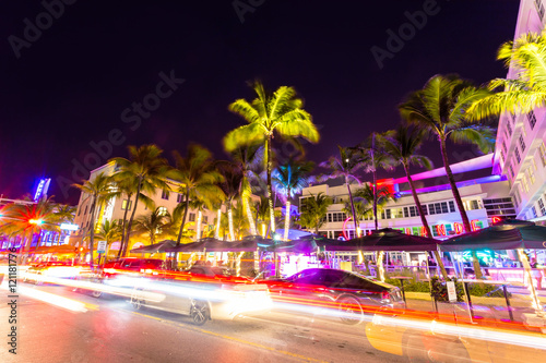 Plakat Ocean Drive sceny w nocy z neonów, palmy, samochody i ludzie zabawy, Miami beach.